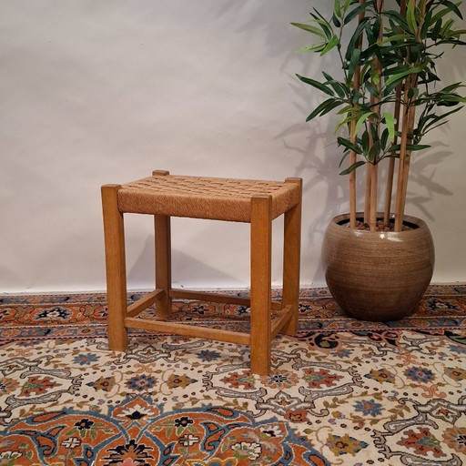 Krukje of Voetenbankje van Hout en Gevlochten Zitting