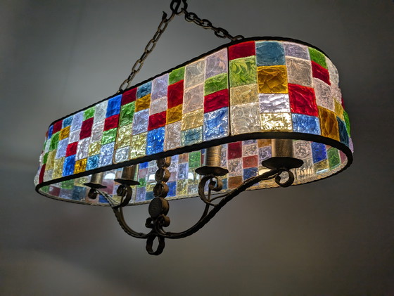 Image 1 of Grote Italiaanse veelkleurige kroonluchter van gehamerd kristal en smeedijzer