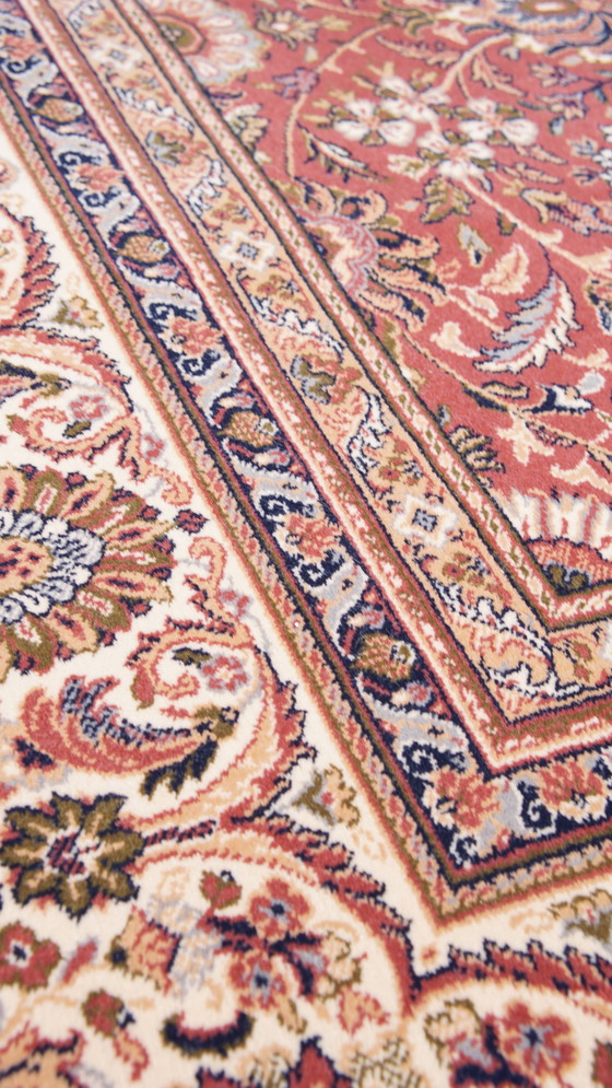 Image 1 of Groot roze/ rood wollen oosters vloerkleed 345x250cm