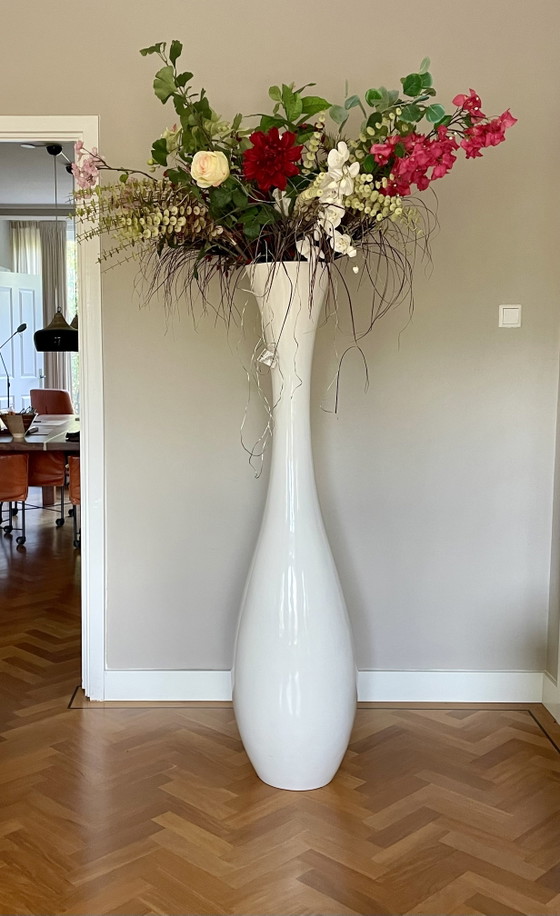 Decoratieve grote vaas met kunstbloemen. – Decoratieve objecten, Plastic (photo 10 of 10)