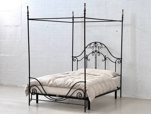 Letto a baldacchino in ferro battuto con dettagli in ottone – con rete a doghe Pikolin Fibermaster