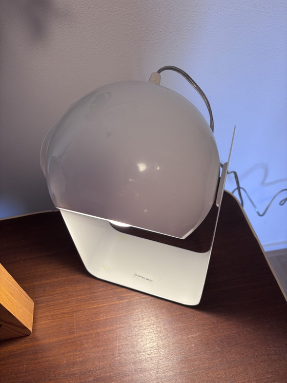 Image 1 of Lampada da tavolo senza tempo con globo inclinabile