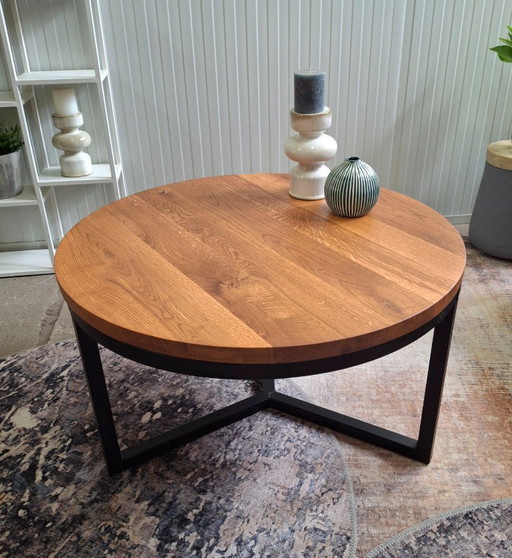 Robuuste nieuwe salontafel van massief eiken en metalen onderstel
