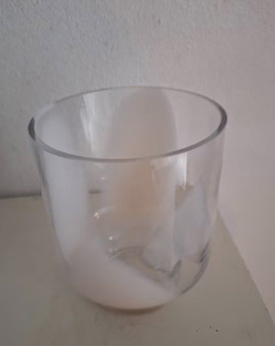 Glasvase mit einzigartigem weißen Muster – Dekorative Objekte (photo 6 of 6)