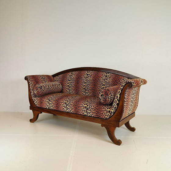 Image 1 of Sofá Biedermeier antiguo con ribete de leopardo