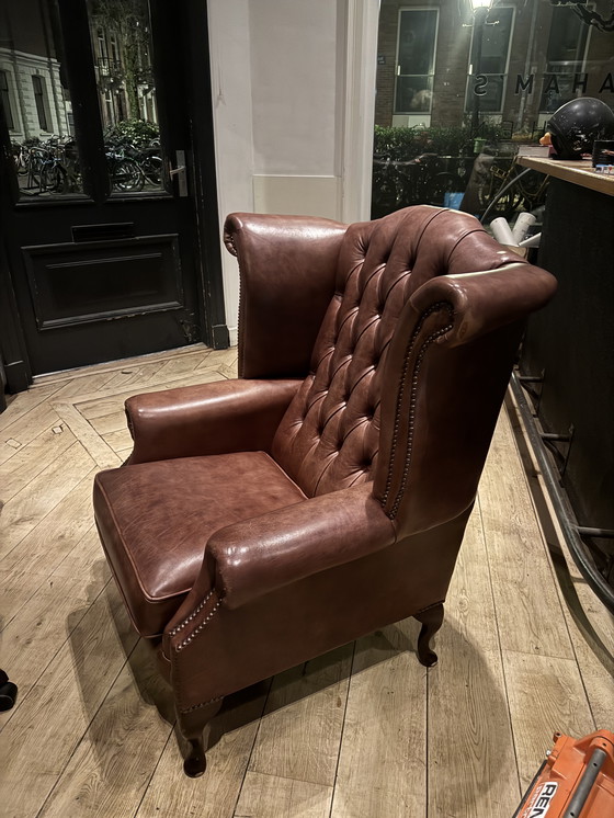 Image 1 of Chesterfield Queen Anne Sessel mit hoher Rückenlehne, extra breiter antiker Sessel aus herbstbraunem Leder