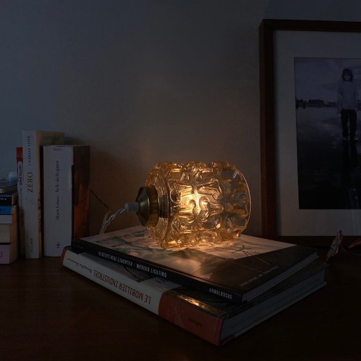 antica lampada portatile a forma di tulipano in vetro dorato