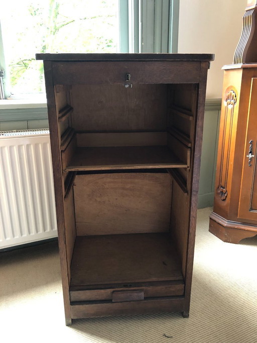 mobile antico con anta a rullo