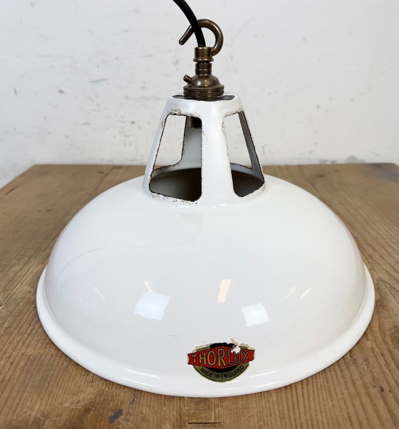 Image 1 of Industriële witte geëmailleerde fabriekshanglamp van Thorlux, jaren 60