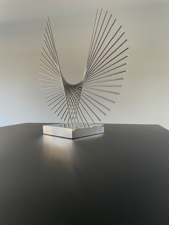 Image 1 of Scultura futuristica in filo di cromo: oggetto astratto modernista