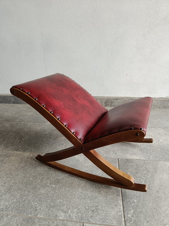 Image 1 of Tabouret à bascule vintage français en bois et skaï rouge, années 1970