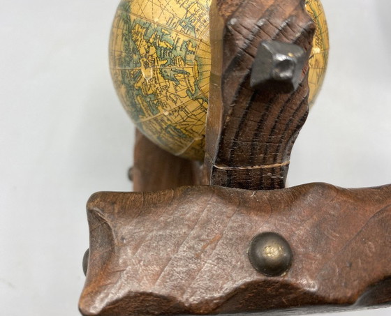 Image 1 of Vintage Globe Boekensteunen – Massief houten boekensteunen met draaiende wereldbollen – Bibliotheekdecoratie in mid-century stij