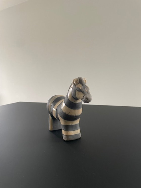 Image 1 of Estatua de cebra de cerámica raku – diseño artesanal
