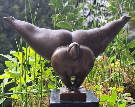 Handstand, A Bronze Statue of a Lady in Botero Style – beeldhouwkunst (photo 2 of 10)