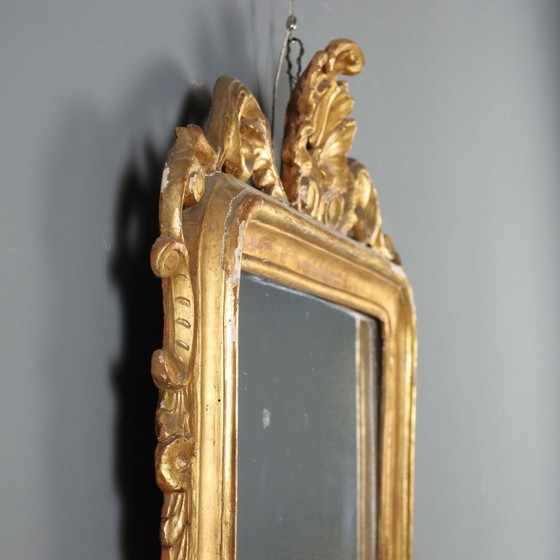 Image 1 of Miroir avec cadre en bois sculpté et doré