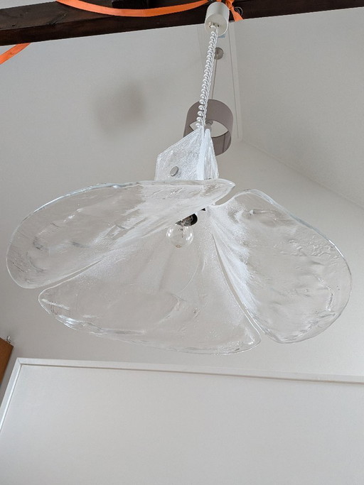 Suspension « Tulipe » en verre de Murano glacé, style milieu du XXe siècle, par Carlo Nason pour J.T. Kalmar (années 1960)