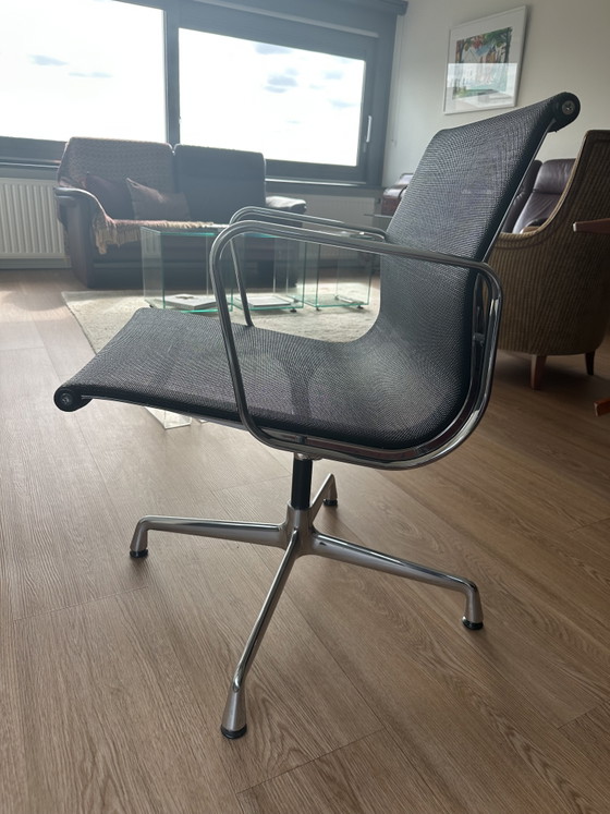 Lot de deux Vitra Eames Aluminium Chairs EA 107 originales, conçues par Charles & Ray Eames. (photo 10 of 14)