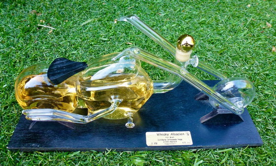Image 1 of Modelo único de botella de whisky Harley Davidson soplada a mano.