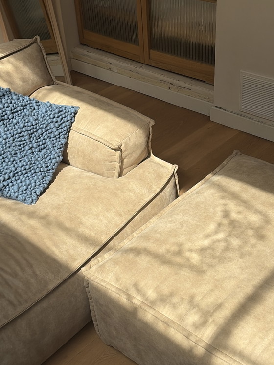 Image 1 of Beige Wildleder-Dreisitzer-Sofa