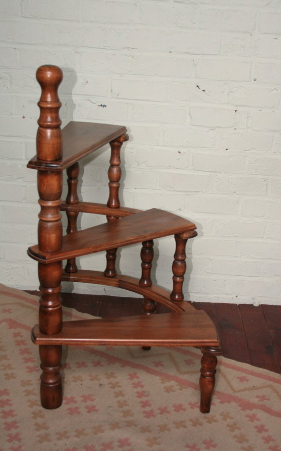 Image 1 of Alte Bibliothekstreppe in perfektem Zustand