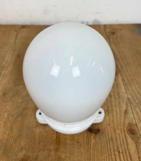 Image 1 of Plafonnier vintage en porcelaine avec verre laiteux, années 1950