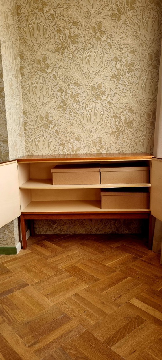 Image 1 of Commode en bois de noyer du milieu du siècle, années 60, en excellent état