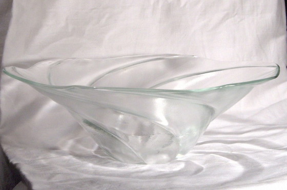 Schale im Art-Deco-Stil aus leicht trübem Pressglas, gedrehte Form, 35 x 12 cm – Tischdekoration (photo 5 of 6)