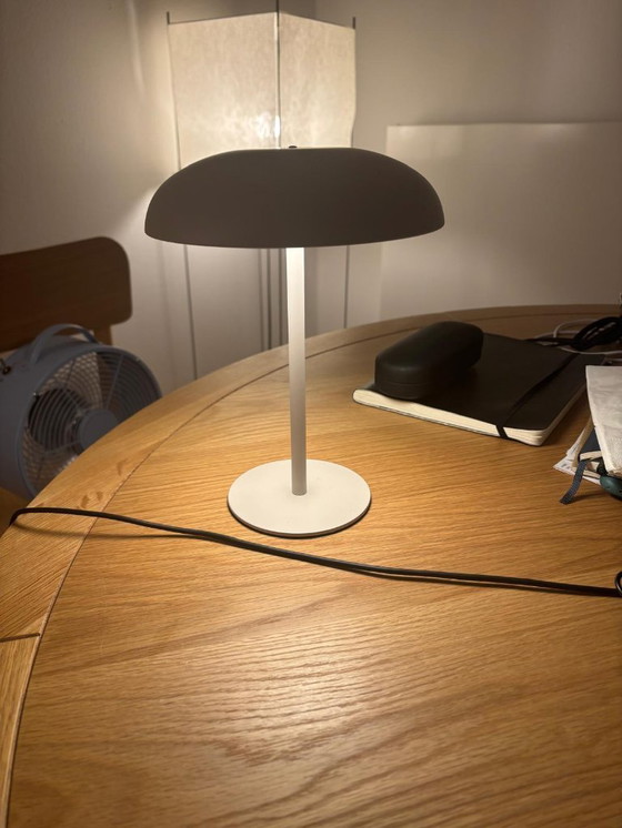 Image 1 of Dining table - Ø 130 cm + 4 Frankfurter chairs - all in very good condition (purchased via Flinders and VT Wonen)