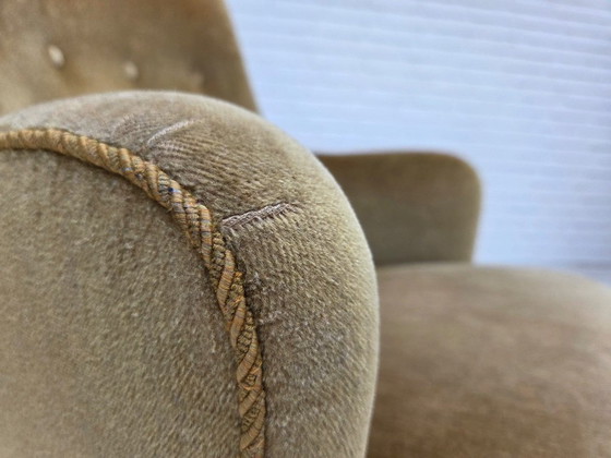 Image 1 of Poltrona danese con schienale alto, anni '70, rivestimento in velluto verde chiaro.