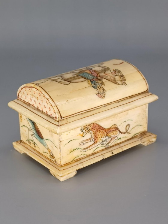 Image 1 of Petite boîte antique en os sculpté 