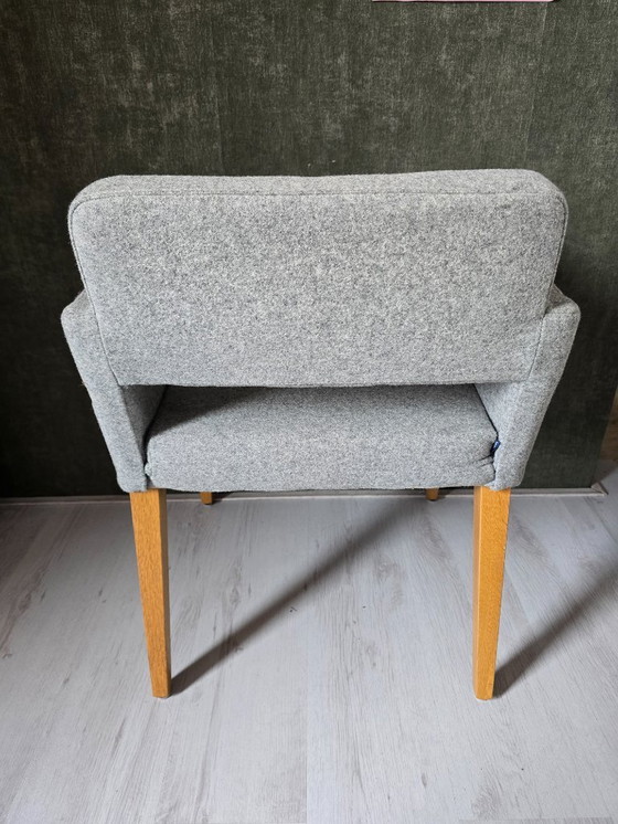 Image 1 of 4x Sateliet eetkamerstoel met armleuning – grijs / houten poten