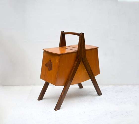 Image 1 of Pezzo unico, retrò e vintage!! Scatola da cucito di metà secolo con motivo a cavallo: contenitore in stile scandinavo retrò.
