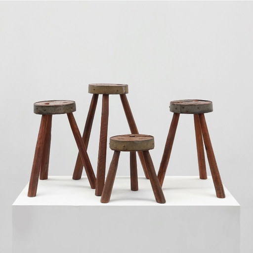 Sgabelli brutalisti francesi del 1850 a treppiede in rovere massiccio con bordo in metallo, set di 4 pezzi