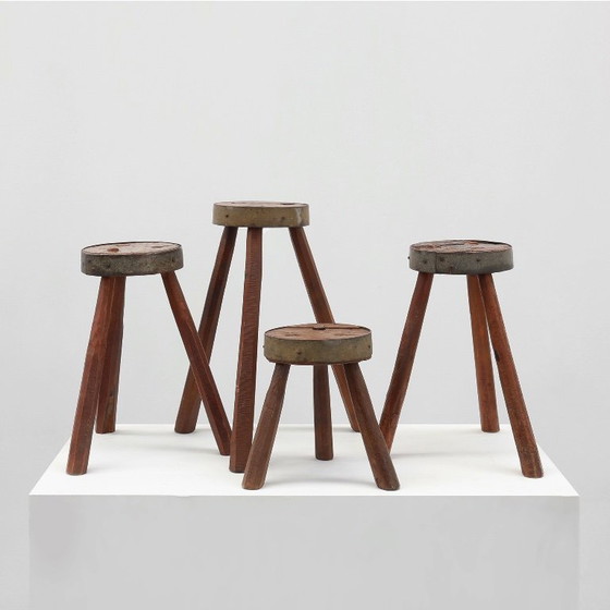 Image 1 of Sgabelli brutalisti francesi del 1850 a treppiede in rovere massiccio con bordo in metallo, set di 4 pezzi