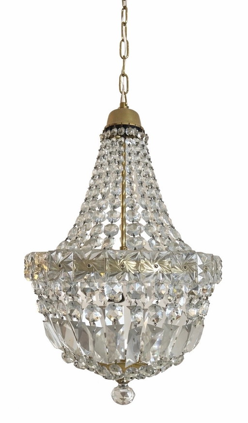 Bellissimo lampadario antico con gocce di cristallo