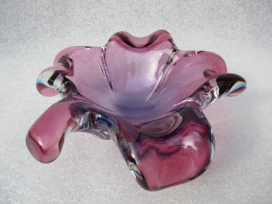 Image 1 of Murano Italia, ciotola dei Fratelli Toso, Trifoglio a forma di fiore 4, Sfumature rosa/viola Diam 20 cm.
