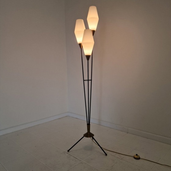 Image 1 of Lampadaire trépied en verre opalin et laiton, Italie, années 1950