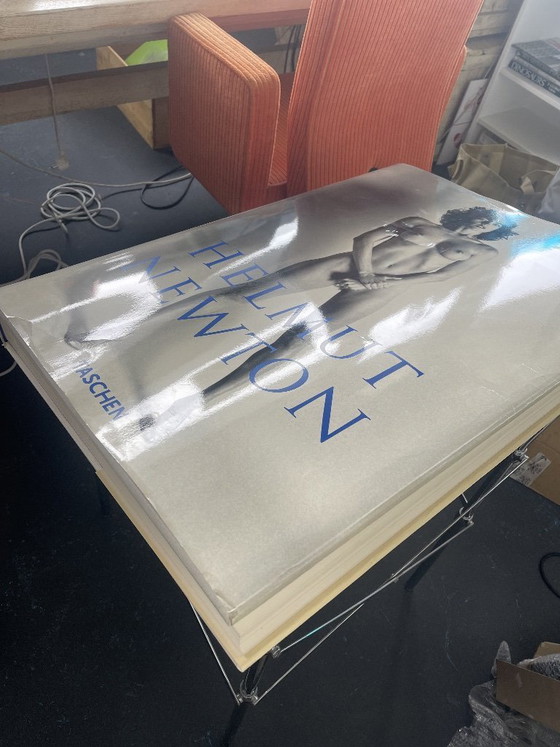 Image 1 of Großformatiges Buch SUMO des berühmten Fotografen Helmut Newton (50 × 70 cm). Nummeriertes Exemplar, inklusive Ständer.