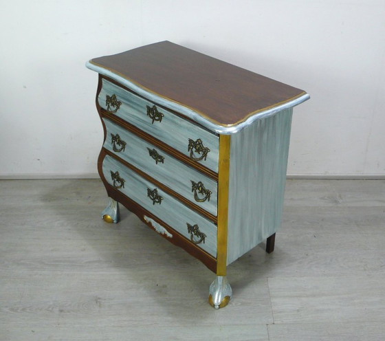 Image 1 of Commode en noyer et bleu glacier métallisé shabby chic, style Chippendale anglais