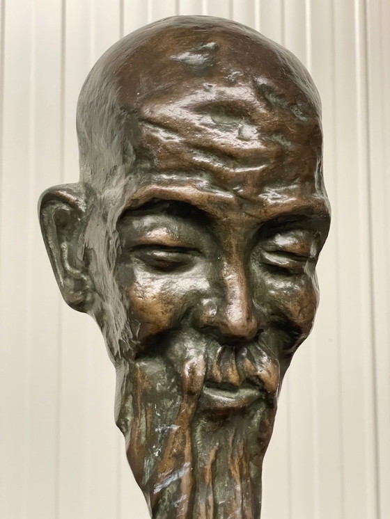 Image 1 of Une sculpture en bronze exceptionnelle représentant un homme asiatique