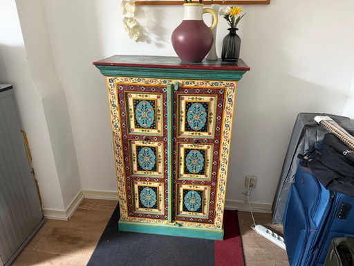 Mobiletto in legno dipinto a mano proveniente dall'India