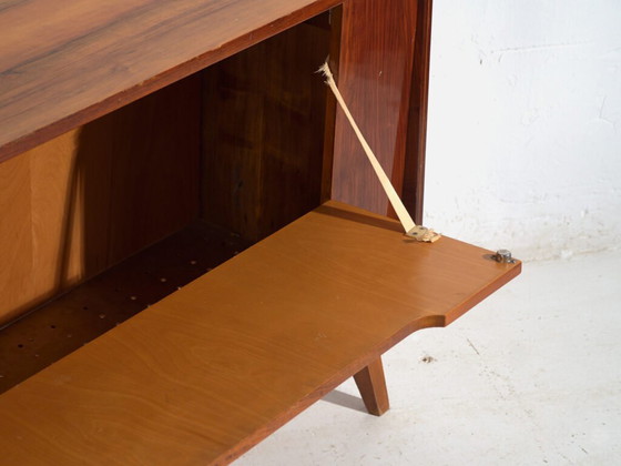 Credenza con vetrina Mid-Century impiallacciata in noce con gambe affusolate – Cecoslovacchia, circa 1960 (photo 29 of 39)