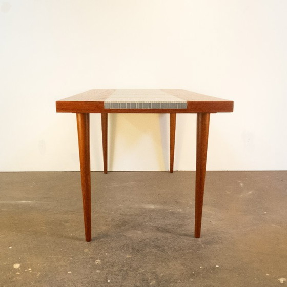 Image 1 of Table basse vintage en teck ornée de mosaïques, années 1960, style milieu du XXe siècle.