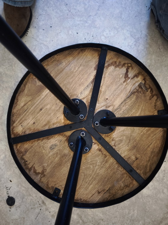 Image 1 of Fien Side Table (J-Line): This table has a mango wood top and a black iron frame.