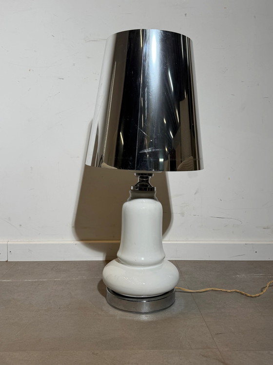 Lampe de table vintage avec abat-jour chromé (photo 2 of 6)