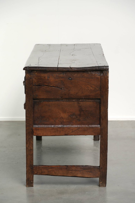 Mooie En Sierlijke Engelse Dresser Uit Begin 18e Eeuw Gemaakt Van Eikenhout Met Prachtige Details En Een (photo 6 of 11)