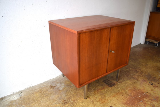 Image 1 of Armadio in teak del metà del secolo Dresser Armadio d'epoca cassettiera