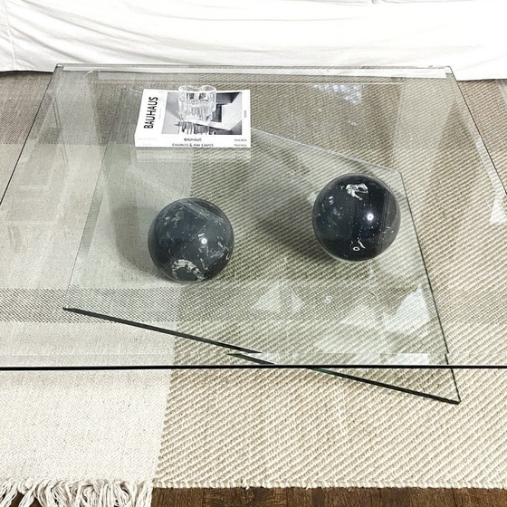 Image 1 of Mesa de centro de cristal con detalles de mármol – Diseño de Maurice Barilone
