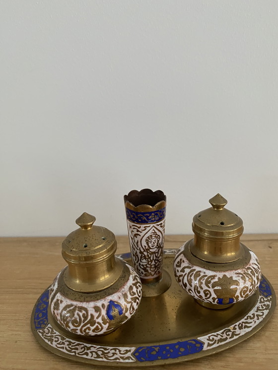 Image 1 of Porte-cure-dents vintage en laiton émaillé, présenté sur un plateau.