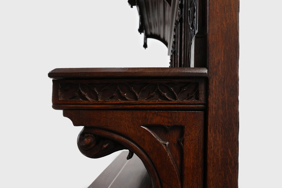 Image 1 of Rare grande armoire néogothique en chêne du début du 19e siècle, sculptée à la main